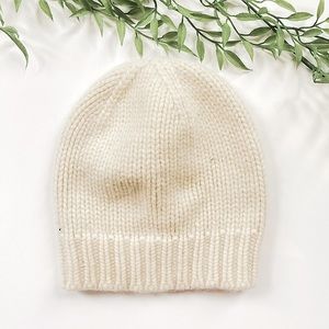 Armand Diradourian Cashmere off white beanie hat
